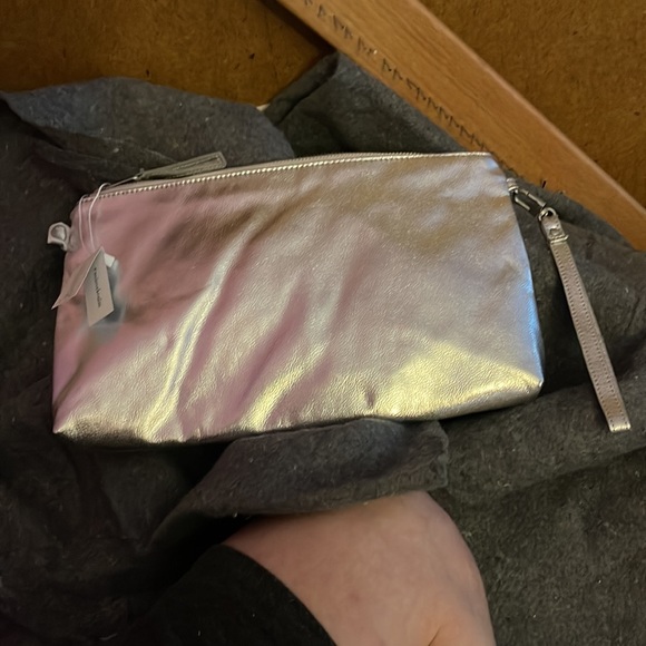 Quilted Kansas Jet Stream Silver large wristlet BNWT - Picture 4 of 5